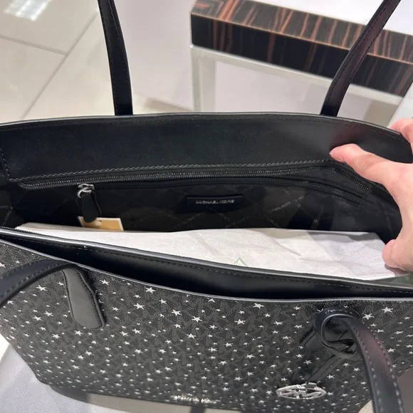 NWT✨Michael Kors Arden Large Star Printed Signature Logo Tote Bag in Black - Picture 3 of 4